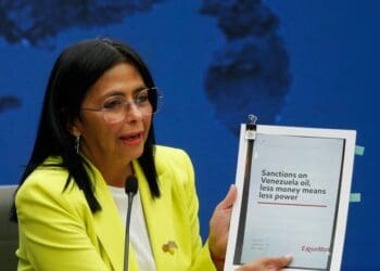La vicepresidenta y ministra de Petróleo de Venezuela, Delcy Rodríguez, sostiene un documento mientras se dirige a los medios en Caracas, Venezuela, el 10 de marzo de 2025.