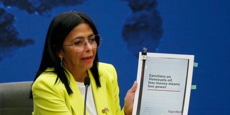 La vicepresidenta y ministra de Petróleo de Venezuela, Delcy Rodríguez, sostiene un documento mientras se dirige a los medios en Caracas, Venezuela, el 10 de marzo de 2025.