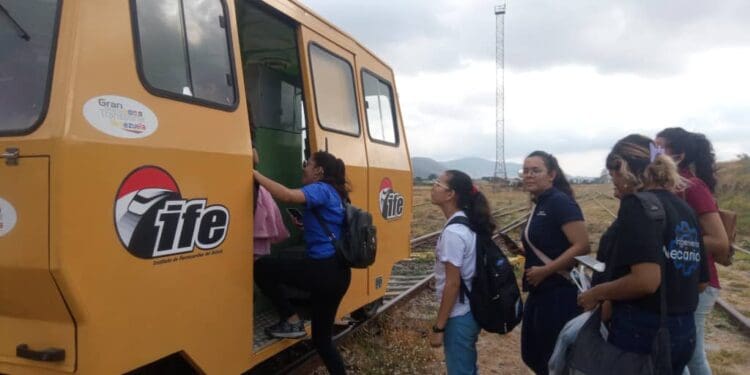 IFE dicta charla sobre Plan Ferroviario a estudiantes de la UNEFM