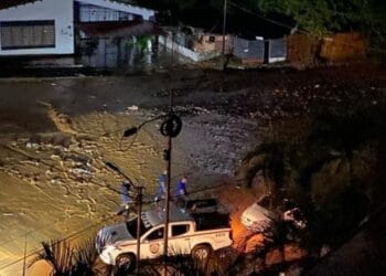 Fuertes lluvias colapsaron calles en La Guaira, Naguanagua y Valencia