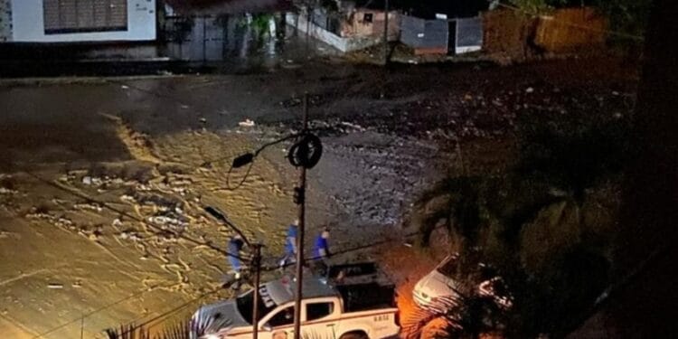 Fuertes lluvias colapsaron calles en La Guaira, Naguanagua y Valencia