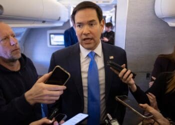 El secretario de Estado de EEUU, Marco Rubio, habla con la prensa en su camino hacia Arabia Saudita, en un avión militar, el 10 de marzo de 2025. (AP/Saul Loeb)