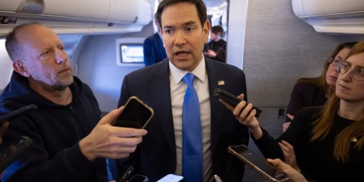 El secretario de Estado de EEUU, Marco Rubio, habla con la prensa en su camino hacia Arabia Saudita, en un avión militar, el 10 de marzo de 2025. (AP/Saul Loeb)