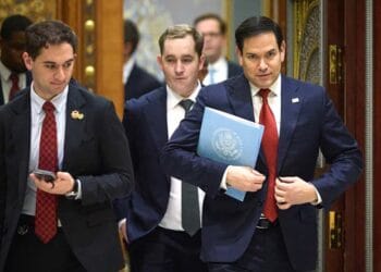 Esta fotografía difundida por la Oficina del Presidente de Ucrania, el 11 de marzo de 2025, muestra al Secretario de Estado de EEUU, Marco Rubio, caminando durante la reunión de las delegaciones de Ucrania y EEUU en Yeda.