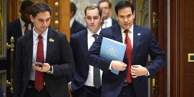 Esta fotografía difundida por la Oficina del Presidente de Ucrania, el 11 de marzo de 2025, muestra al Secretario de Estado de EEUU, Marco Rubio, caminando durante la reunión de las delegaciones de Ucrania y EEUU en Yeda.