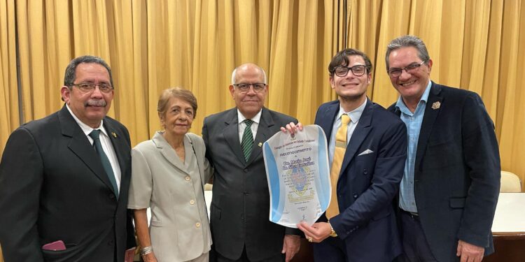 El joven médico Mario J. Da Silva recibió distinción del Colegio de Médicos de Carabobo (+ Video)