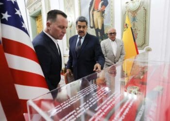 ARCHIVO - Fotografía difundida por el gobierno de Nicolás Maduro de su reunión con el enviado especial del presidente Donald Trump Richard Grenell, en Caracas, el 31 de enero de 2025.