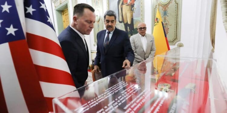 ARCHIVO - Fotografía difundida por el gobierno de Nicolás Maduro de su reunión con el enviado especial del presidente Donald Trump Richard Grenell, en Caracas, el 31 de enero de 2025.