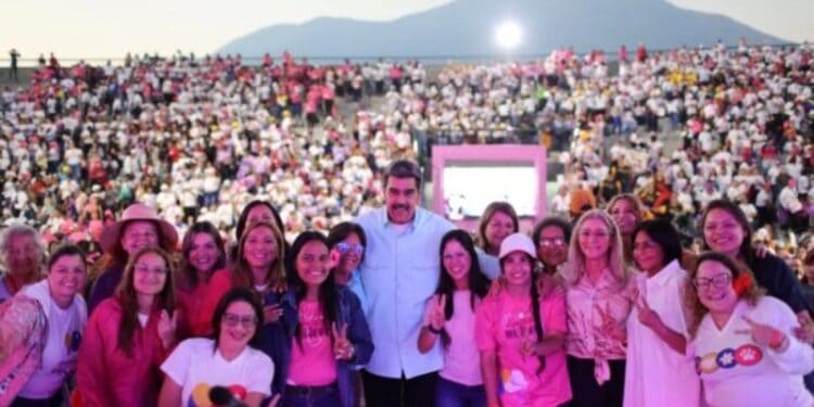 Nicolás Maduro: «Hugo Chavez Frías fue quien puso a la mujer a decidir, a mandar, a construir la nueva sociedad…»