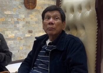 El expresidente filipino Rodrigo Duterte se sienta en una silla, en un lugar identificado como la Base Aérea Villamor, luego de que la Corte Penal Internacional le notificara una orden de arresto, en Metro Manila, Filipinas.
