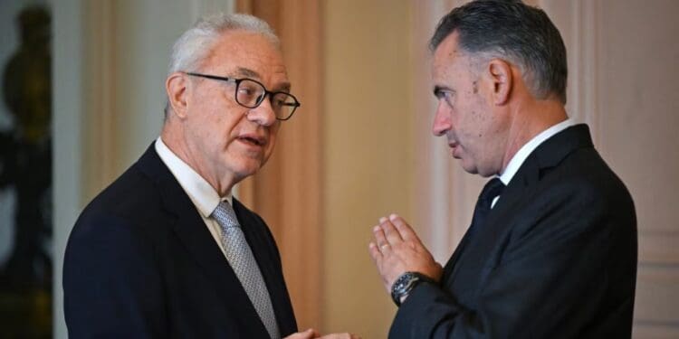 El nuevo presidente de Uruguay, Yamandu Orsi (derecha), escucha a su ministro de Relaciones Exteriores, Mario Lubetkin, antes de una reunión con el presidente de Alemania, Frank-Walter Steinmeier, el 2 de marzo de 2025, un día después de su toma de posesión.