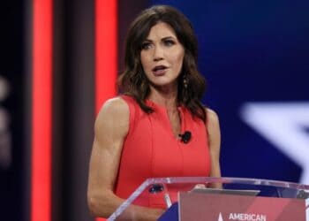 Kristi Noem visitará el Centro de Confinamiento contra el Terrorismo de El Salvador