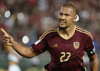 Venezuela con la garra Vinotinto ganó 1-0 a Perú y se aferra al sueño mundialista