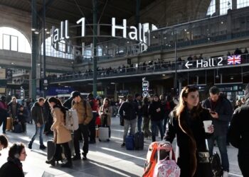Pasajeros esperan dentro de la sala de salidas mientras el tráfico se ha visto interrumpido en la estación de tren Gare du Nord tras el descubrimiento de una bomba sin explotar de la Segunda Guerra Mundial en medio de las vías del tren, Francia, 7 de marzo de 2025.