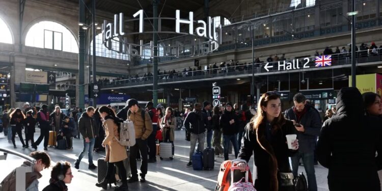 Pasajeros esperan dentro de la sala de salidas mientras el tráfico se ha visto interrumpido en la estación de tren Gare du Nord tras el descubrimiento de una bomba sin explotar de la Segunda Guerra Mundial en medio de las vías del tren, Francia, 7 de marzo de 2025.