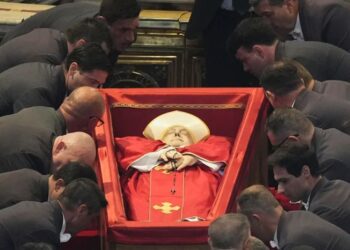 El Vaticano: Basílica de San Pedro abre sus puertas para que los católicos se despidan del papa Francisco