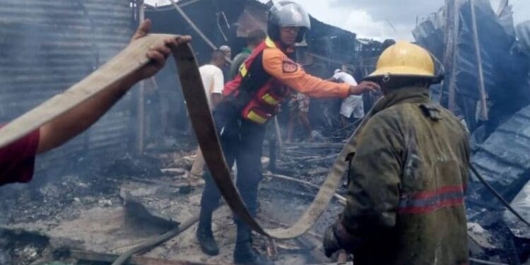 Aragua: enorme incendio consumió 10 viviendas, al menos 40 personas sin hogar en la zona El Venerable