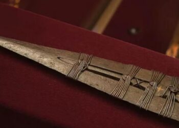 El Vaticano: Muestran por primera vez la lanza que perforó a Jesús de Nazaret en la cruz