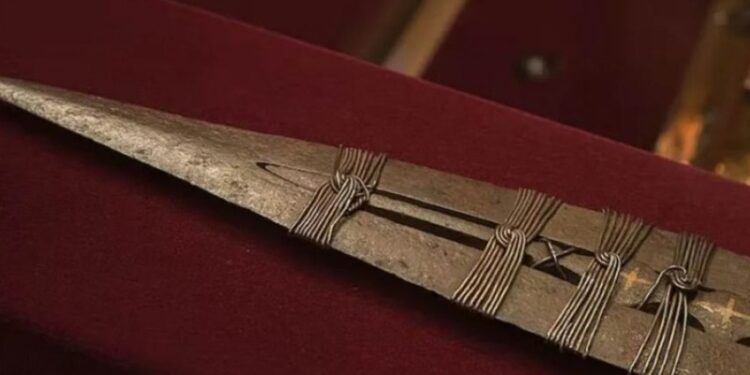 El Vaticano: Muestran por primera vez la lanza que perforó a Jesús de Nazaret en la cruz