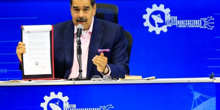 Maduro firmó el Decreto de Emergencia Económica