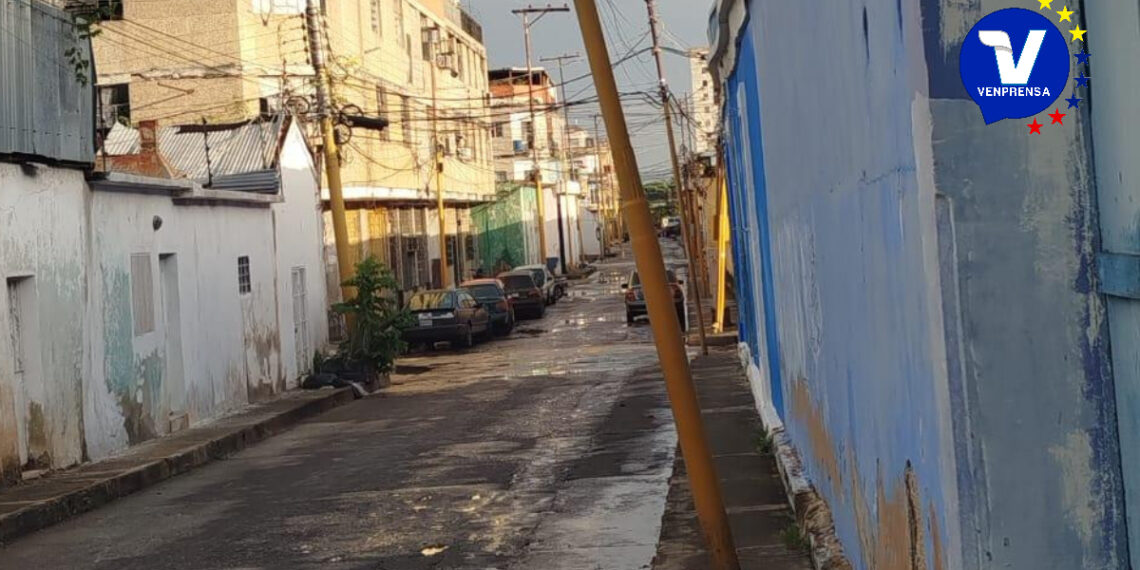 Carabobo: Vecinos de la Parroquia San Blas de Valencia, denuncian peligroso poste de alumbrado público a punto de colapsar