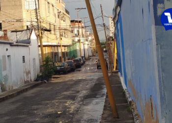 Carabobo: Vecinos de la Parroquia San Blas de Valencia, denuncian peligroso poste de alumbrado público a punto de colapsar