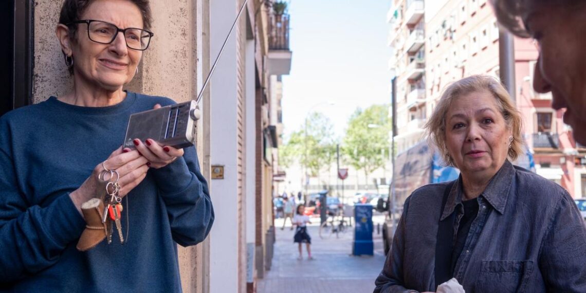 En España, personas se enteraron de las noticias sobre el Apagón Nacional que afectó al país este lunes, unicamente a través del uso de la radio como metodo efectico de comunicación masivo que no se apagó.