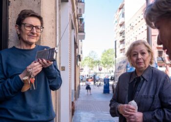 En España, personas se enteraron de las noticias sobre el Apagón Nacional que afectó al país este lunes, unicamente a través del uso de la radio como metodo efectico de comunicación masivo que no se apagó.