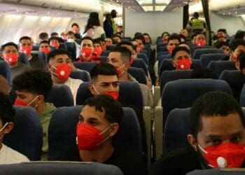 Imágen: Prensa del Ministerio de Interior, Justicia y Paz de migrantes venezolanos en un avión a su llegada este jueves al Aeropuerto Internacional Simón Bolívar, en La Guaira (Venezuela). Ministerio De Interior Justicia Y Paz