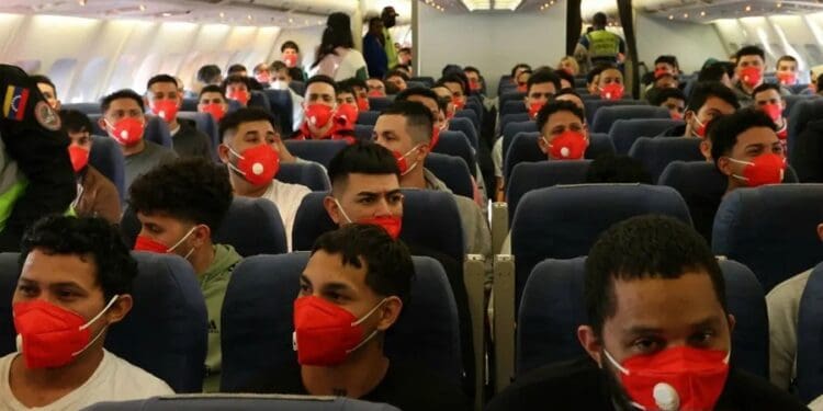 Imágen: Prensa del Ministerio de Interior, Justicia y Paz de migrantes venezolanos en un avión a su llegada este jueves al Aeropuerto Internacional Simón Bolívar, en La Guaira (Venezuela). Ministerio De Interior Justicia Y Paz