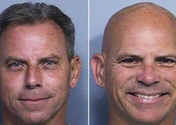 ARCHIVO - Esta combinación de dos fotografías de arresto proporcionadas por el Departamento de Correcciones de California muestra a Erik Menéndez, a la izquierda, y a Lyle Menéndez.