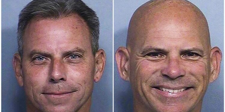 ARCHIVO - Esta combinación de dos fotografías de arresto proporcionadas por el Departamento de Correcciones de California muestra a Erik Menéndez, a la izquierda, y a Lyle Menéndez.