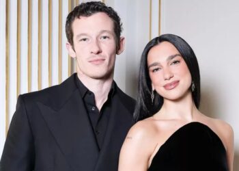 Dua Lipa  se muestra junto a Callum Turner tras anunciar su compromiso