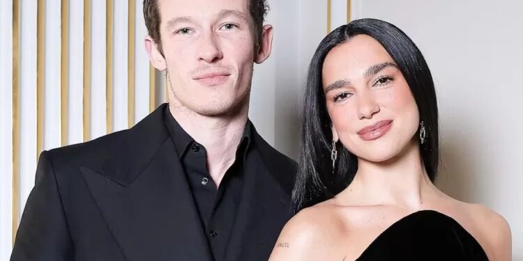 Dua Lipa se muestra junto a Callum Turner tras anunciar su compromiso