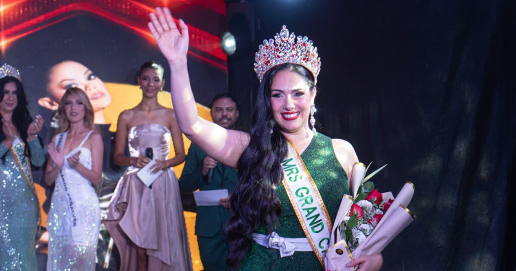 Giusy Canzonieri, representante del municipio Valencia, quien fue coronada por el director regional del certamen, Ricardo Sánchez.