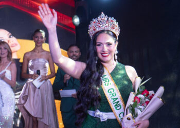 Giusy Canzonieri, representante del municipio Valencia, quien fue coronada por el director regional del certamen, Ricardo Sánchez.
