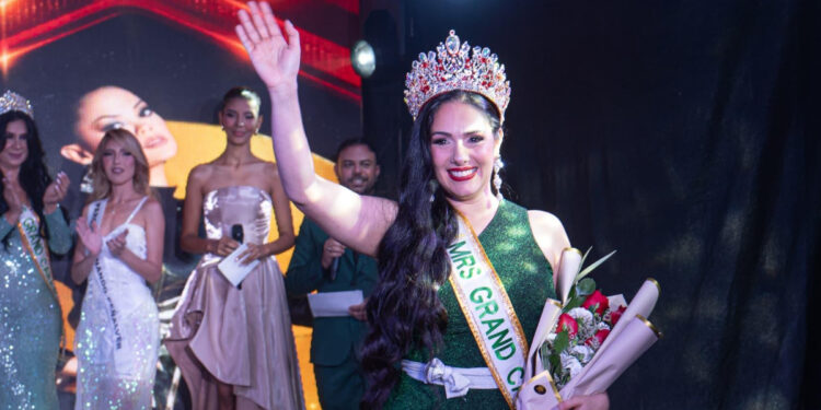 Giusy Canzonieri, representante del municipio Valencia, quien fue coronada por el director regional del certamen, Ricardo Sánchez.