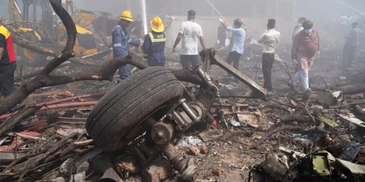 India: Avión con 242 personas a bordo con destino a Londres se estrelló al despegar