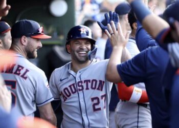 José Altuve celebra alcanzar 240 jonrones de por vida en su carrera