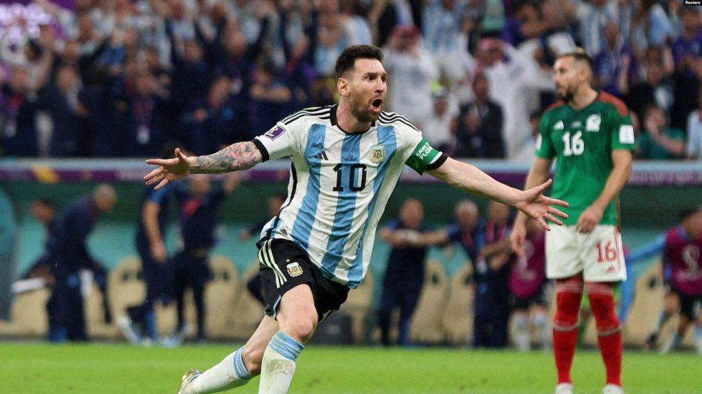 Lionel Messi consiguió otro gol crucial para Argentina ganar 2-0 a México el sábado que encendió las posibilidades de la selección en la Copa del Mundo.