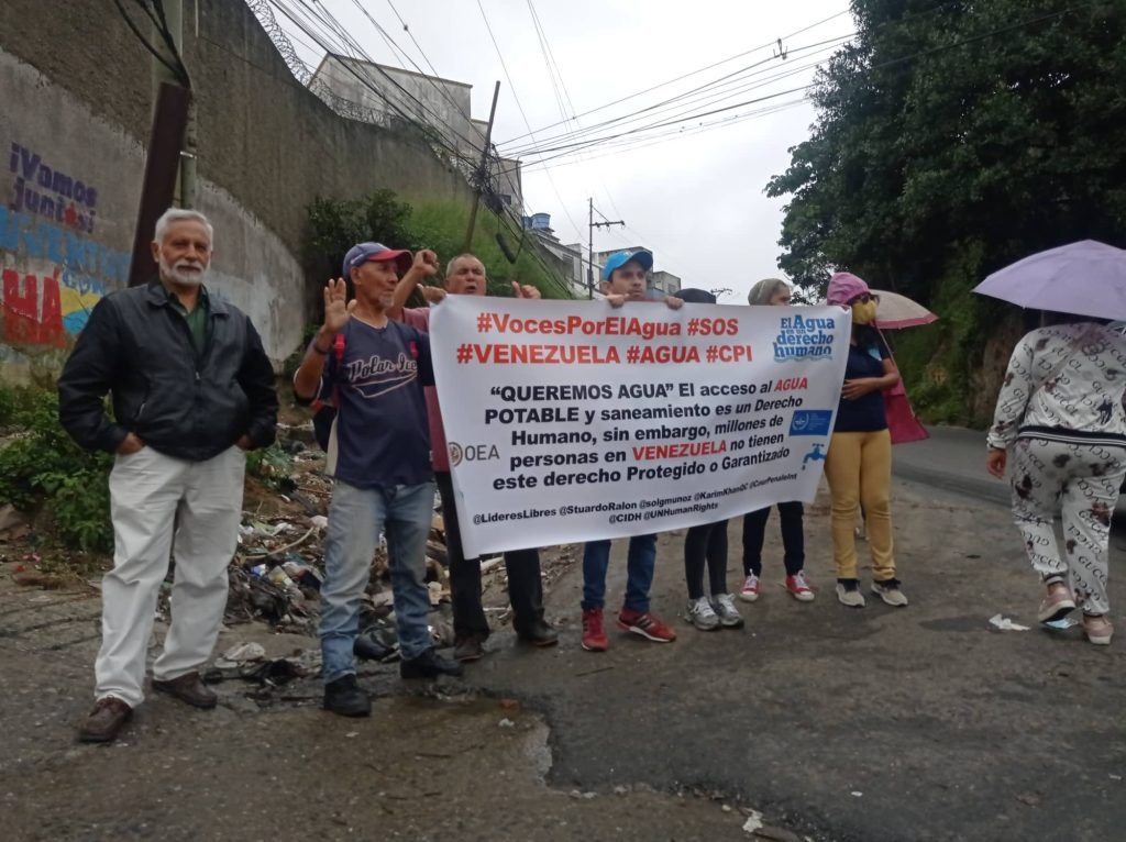 Vecinos de El Junquito cierran calle en el Km7 protestando por tener más de 8 meses sin agua