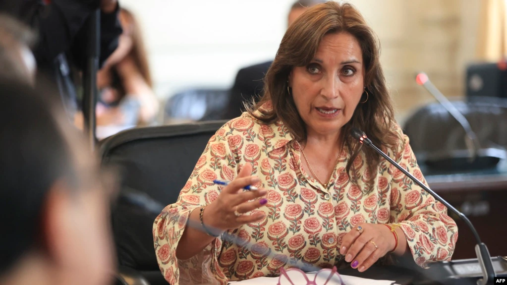 Presidenta de Perú descarta renunciar y propone adelantar elecciones