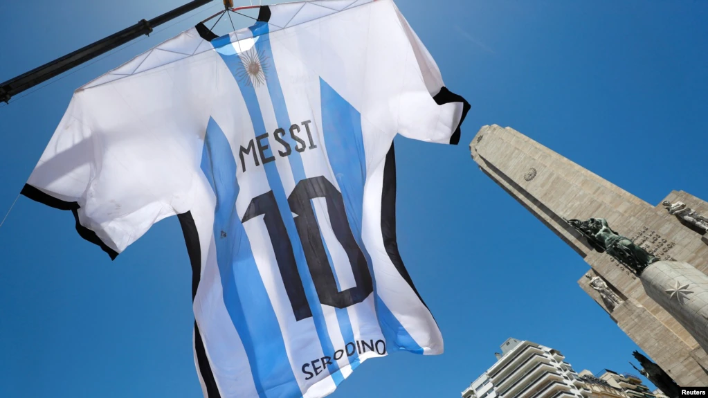 La selección argentina sale a buscar su tercera copa en el Mundial de Fútbol con un equipo inspirado y el apoyo de toda la nación.