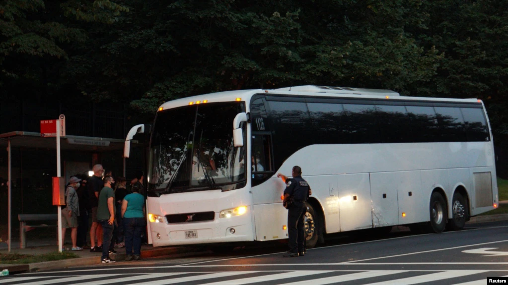 Greg Abbott,Autobuses procedentes de Texas dejan migrantes en Washington en plena Nochebuena