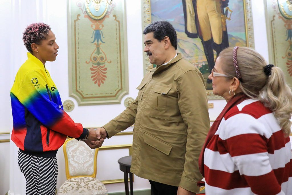 Maduro recibió este miércoles a la campeona mundial, Yulimar Rojas, en el Palacio de Miraflores