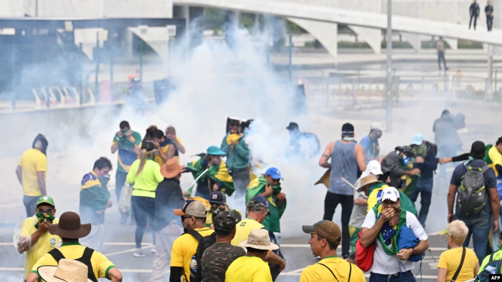 Brasil: Partidarios de Bolsonaro asaltaron edificios del estado y chocan con la policía en Brasilia
