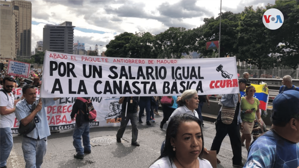 Por tercera semana consecutiva, trabajadores venezolanos salen a las calles para exigir salarios dignos el lunes, 30 de enero de 2023. [Foto: Álvaro Algarra,VOA]