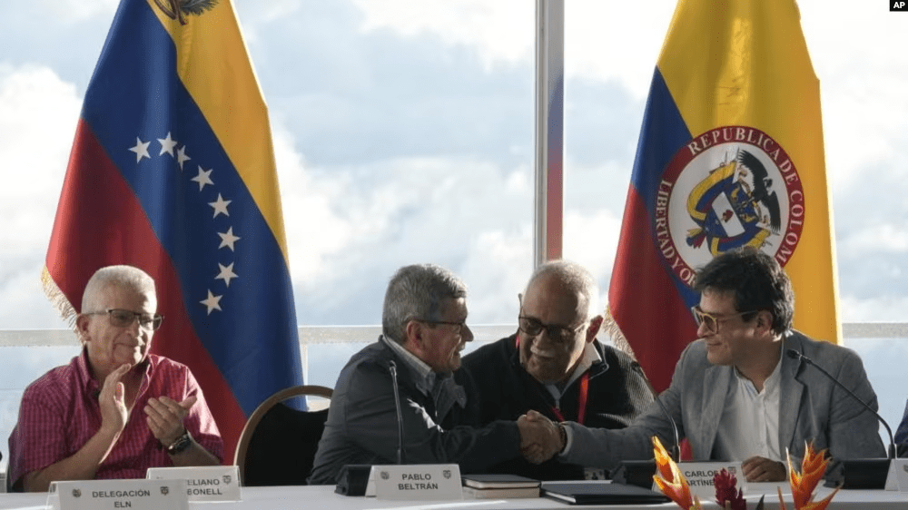 Pablo Beltrán, representante de la guerrilla colombiana del ELN, segundo por la izquierda, estrecha la mano con Iván Danilo Rueda, alto comisionado para la paz de parte del Gobierno colombiano, en la reanudación de los diálogos de paz, el lunes 21 de noviembre de 2022.