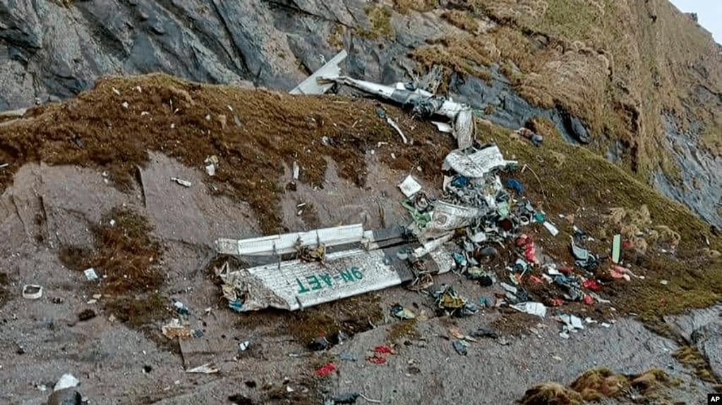 Esta foto divulgada por Fishtail Air muestra los restos de un accidente aéreo en Pokhara, Nepal, el 15 de enero de 2023.