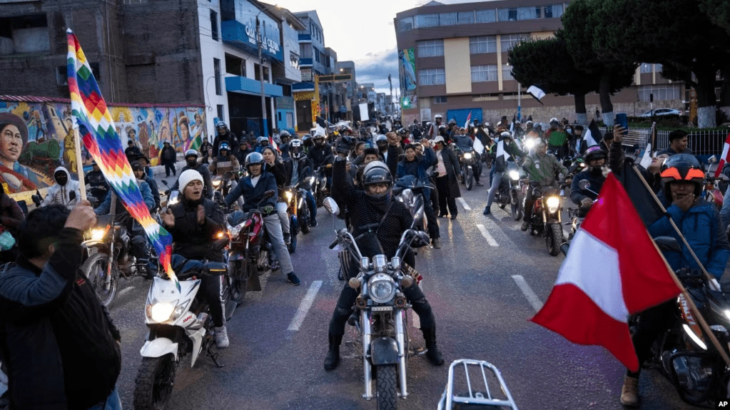 Manifestantes antigubernamentales participan en una caravana de motocicletas en Juliaca, Perú, el 30 de enero de 2023.